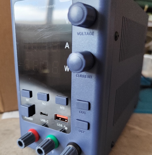 Laboratorijski ispravljač 0-32V i 0-10A