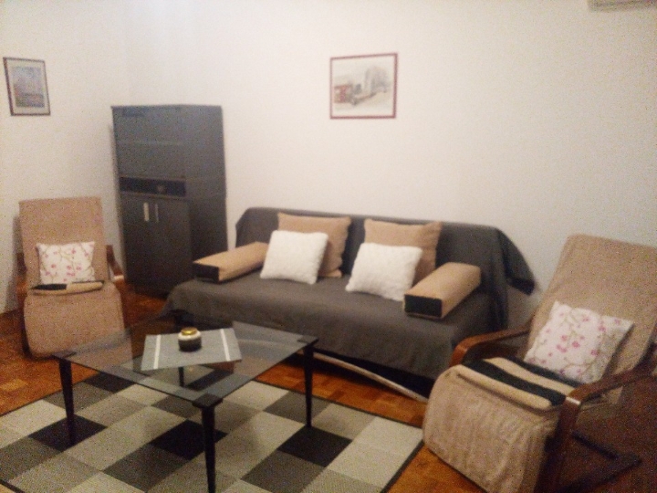 Iznajmljujem uredan 2-sobni stan 58m2, širi centar Osijek