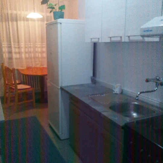 Iznajmljujem uredan 2-sobni stan 58m2, širi centar Osijek
