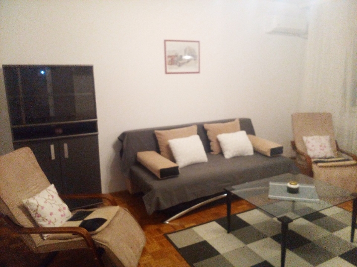 Iznajmljujem uredan 2-sobni stan 58m2, širi centar Osijek