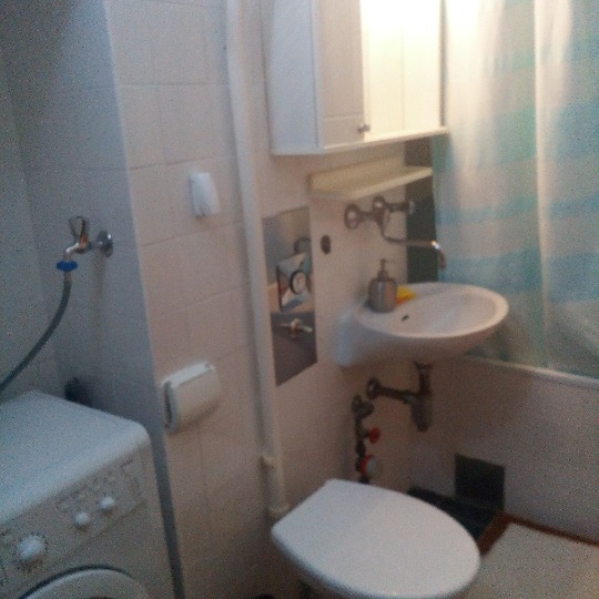 Iznajmljujem uredan 2-sobni stan 58m2, širi centar Osijek