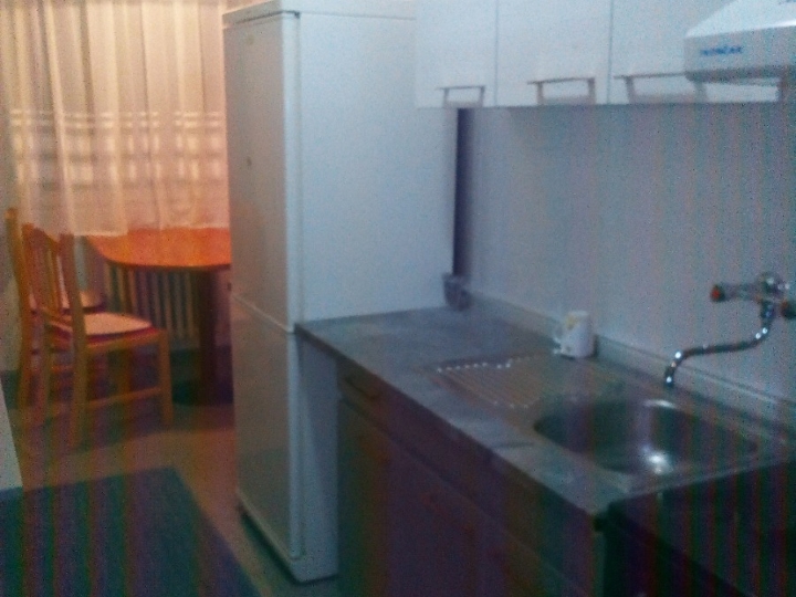 Iznajmljujem uredan 2-sobni stan 58m2, širi centar Osijek