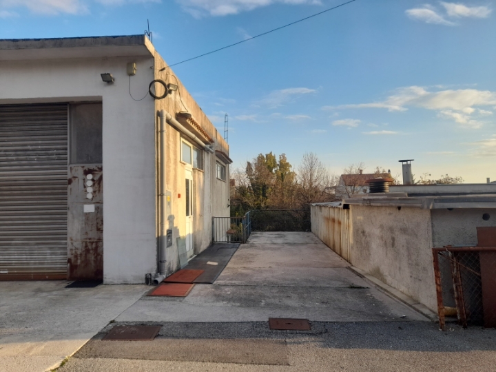 Iznajmljujem posl. pr., Pehlin