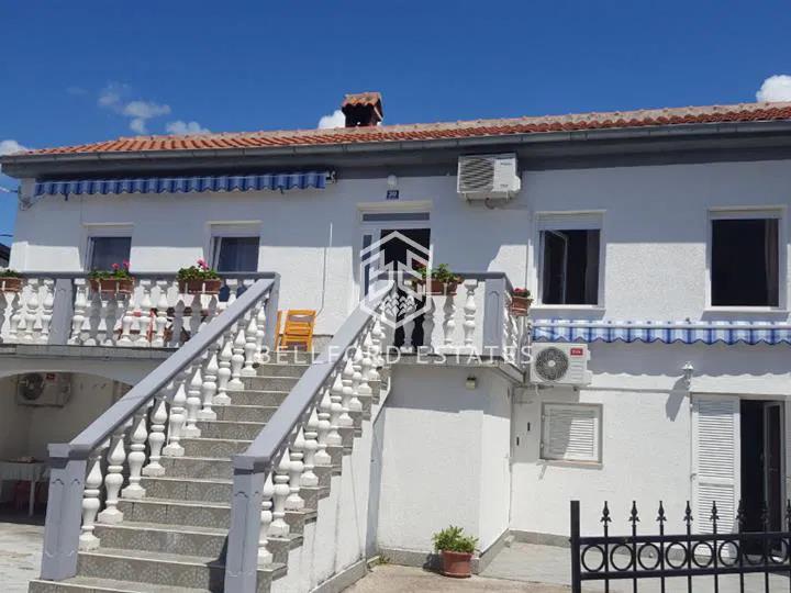 Jadranovo, kuća s tri apartmana