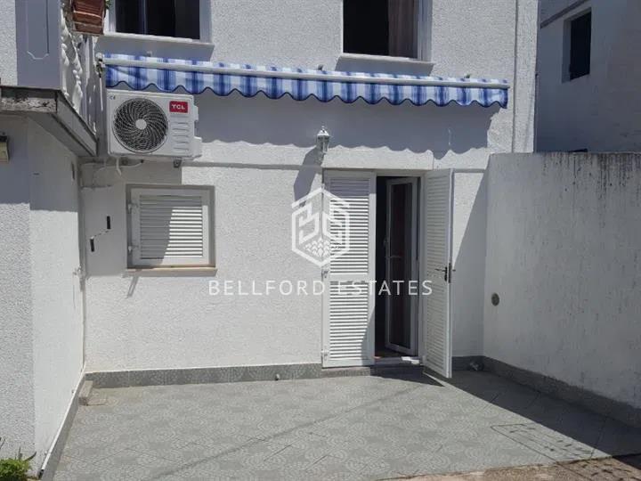 Jadranovo, kuća s tri apartmana