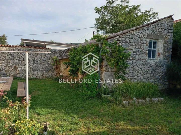 Jadranovo, kuća s tri apartmana