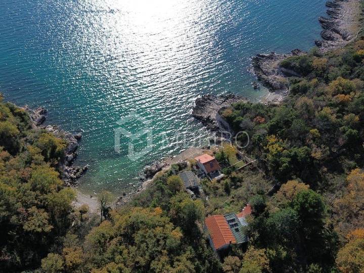 Kuća u zelenom pojasu u neposrednoj blizini plaže