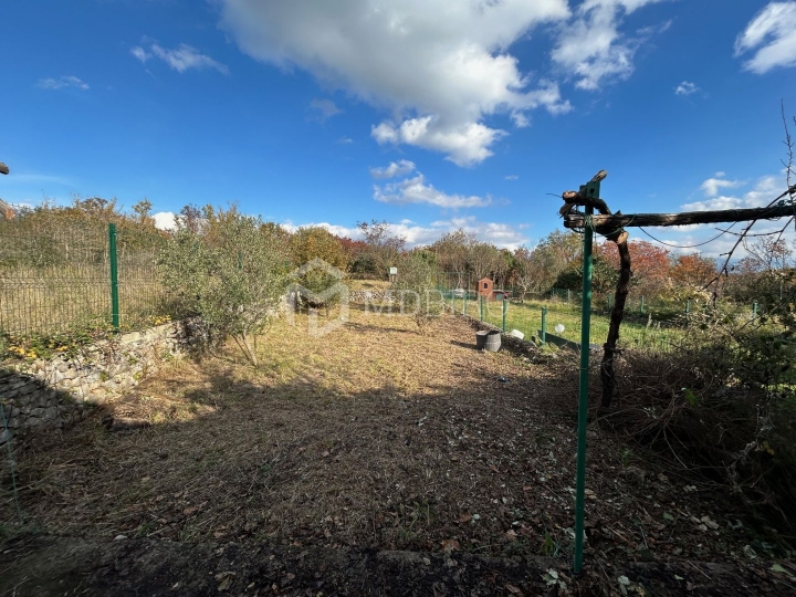 Kuća u zelenom pojasu u neposrednoj blizini plaže