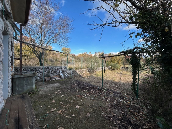 Kuća u zelenom pojasu u neposrednoj blizini plaže