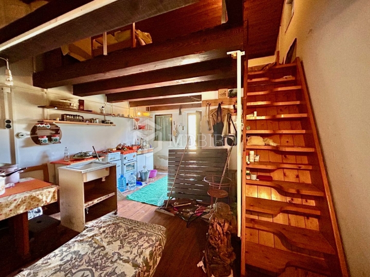 Kuća u zelenom pojasu u neposrednoj blizini plaže