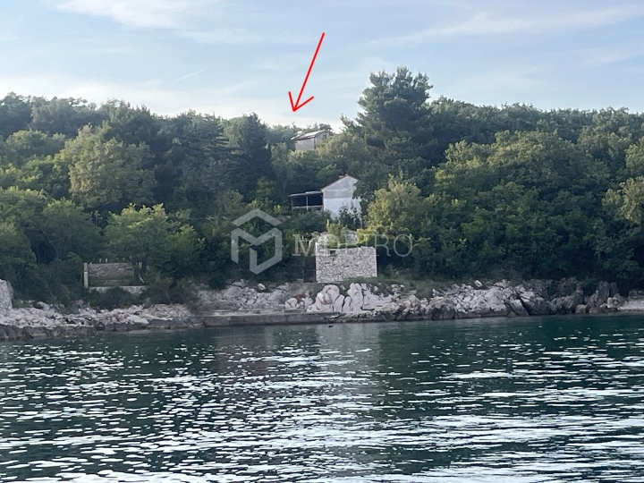 Kuća u zelenom pojasu u neposrednoj blizini plaže