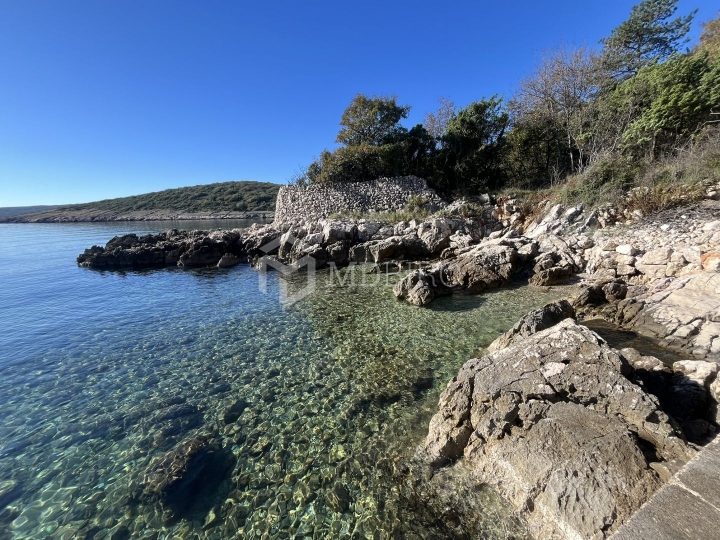 Kuća u zelenom pojasu u neposrednoj blizini plaže