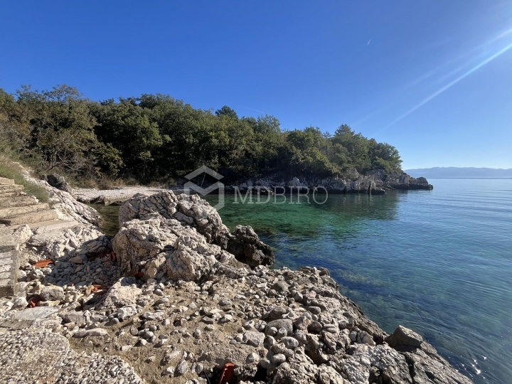 Kuća u zelenom pojasu u neposrednoj blizini plaže