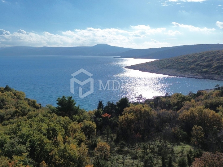 Kuća u zelenom pojasu u neposrednoj blizini plaže