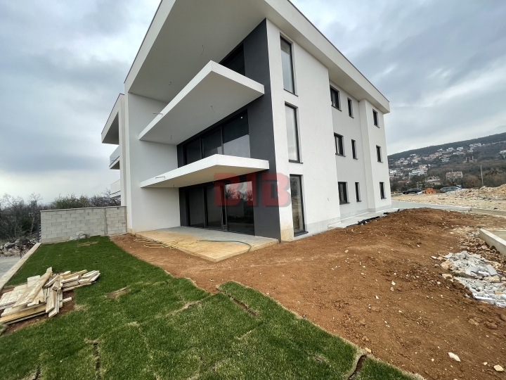Kostrena, luksuzan 3S+DB u urbanoj vili, garaža, vrt 166,35m2
