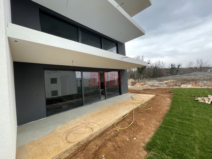 Kostrena, luksuzan 3S+DB u urbanoj vili, garaža, vrt 166,35m2