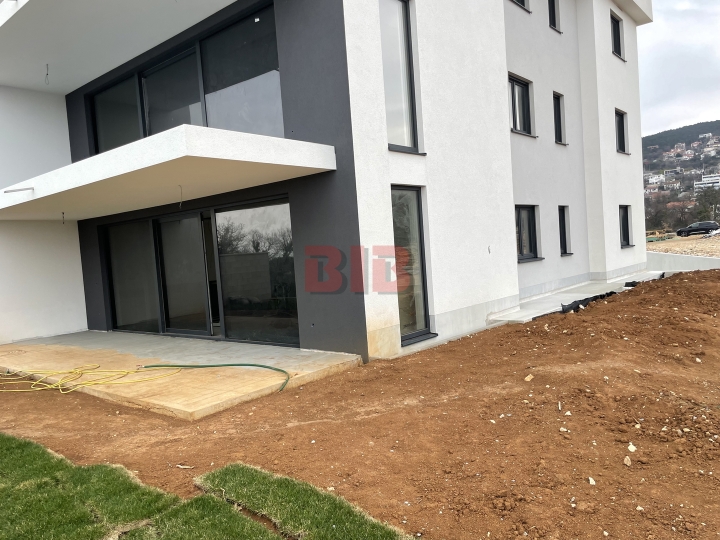 Kostrena, luksuzan 3S+DB u urbanoj vili, garaža, vrt 166,35m2