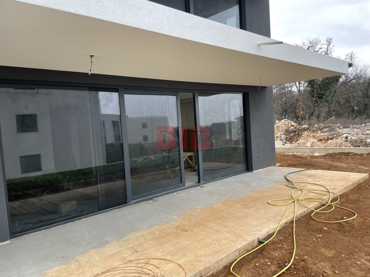 Kostrena, luksuzan 3S+DB u urbanoj vili, garaža, vrt 166,35m2