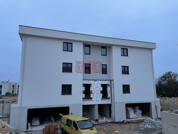 Kostrena, luksuzan 3S+DB u urbanoj vili, garaža, vrt 166,35m2
