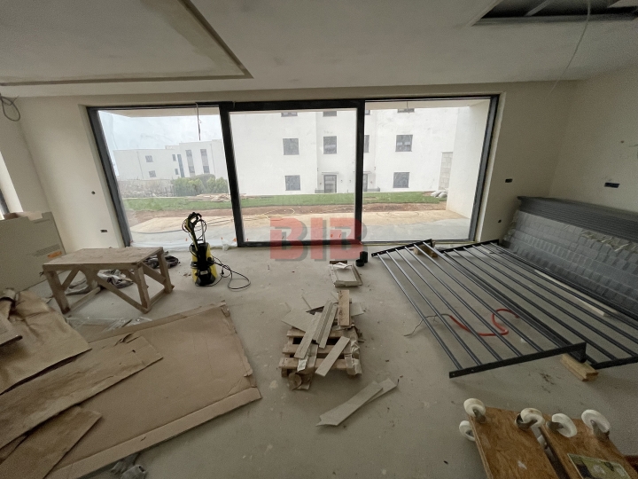 Kostrena, luksuzan 3S+DB u urbanoj vili, garaža, vrt 166,35m2