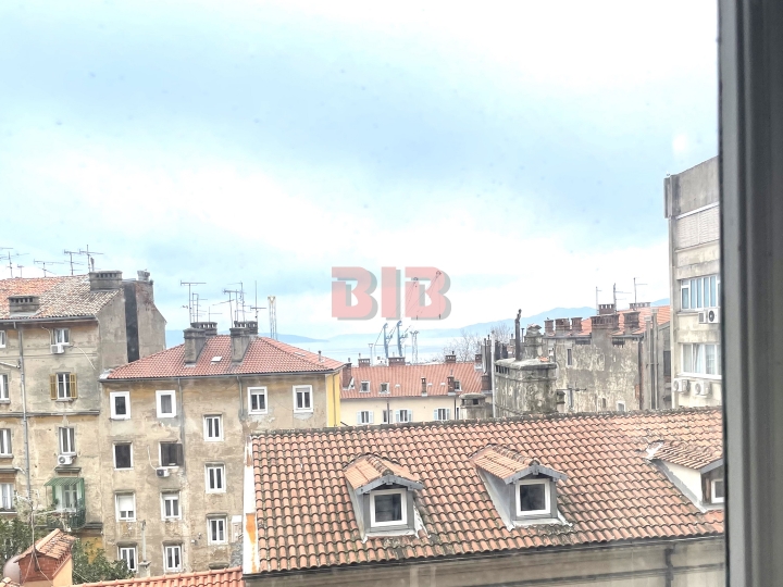 Rijeka-širi centar, 3S stan, lift, pogodan za poslovni prostor
