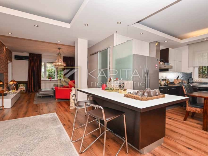 Širi Centar, luksuzni stan s terasom