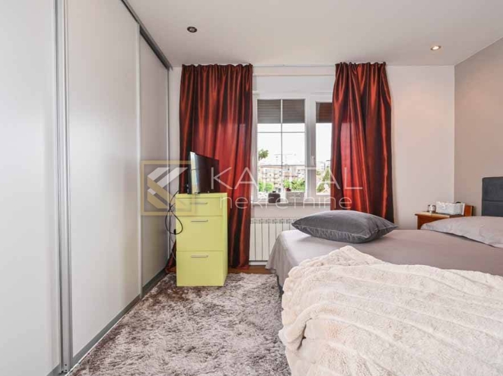 Širi Centar, luksuzni stan s terasom