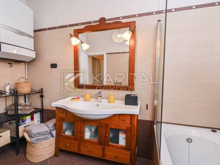 Širi Centar, luksuzni stan s terasom