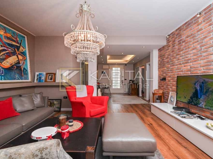 Širi Centar, luksuzni stan s terasom