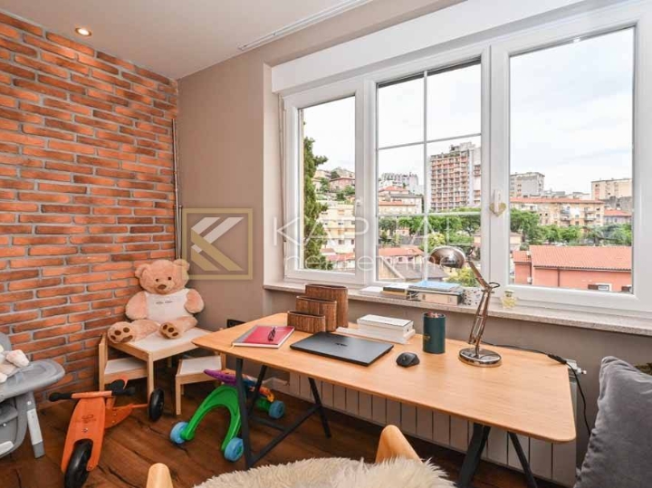 Širi Centar, luksuzni stan s terasom