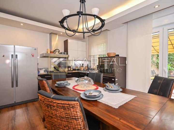 Širi Centar, luksuzni stan s terasom