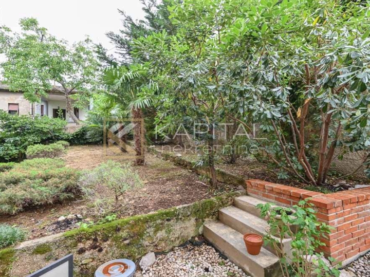 Širi Centar, luksuzni stan s terasom