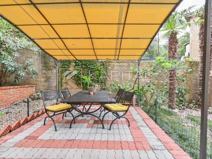 Širi Centar, luksuzni stan s terasom