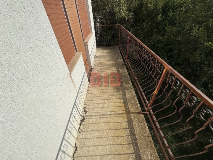 Jadranovo, samostojeća kuća, 1. red d mora