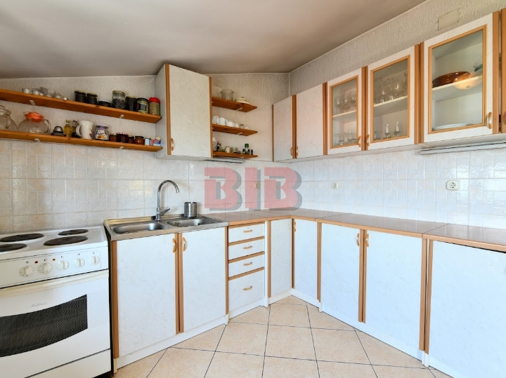 Novi Vinodolski, 3S+DB, 2. kat, parking, blizu mora