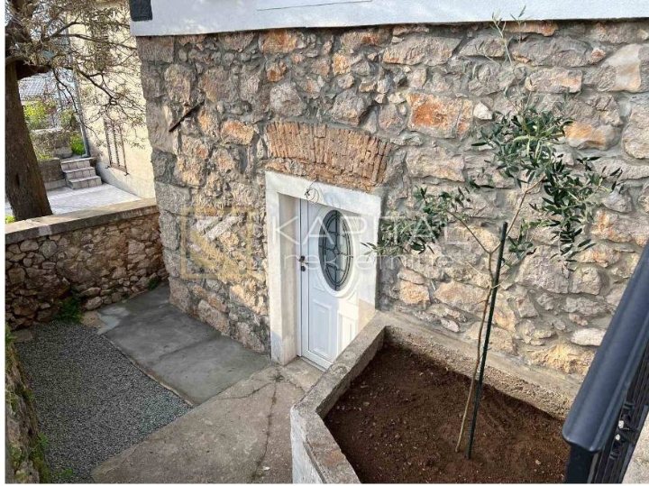 Hreljin - primorska kuća s 2S+DB i konobom za druženje!