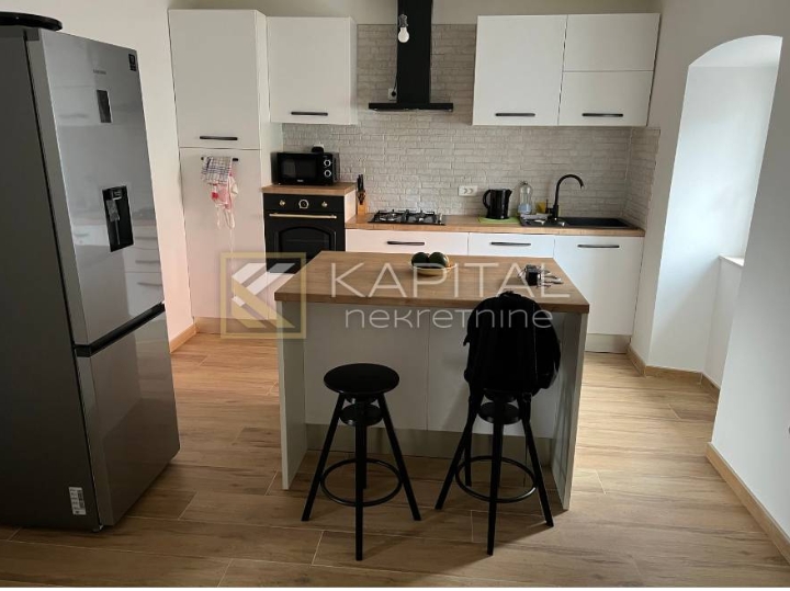 Hreljin - primorska kuća s 2S+DB i konobom za druženje!