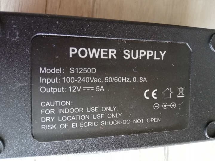 Adapter napona  220 / 12V-5A