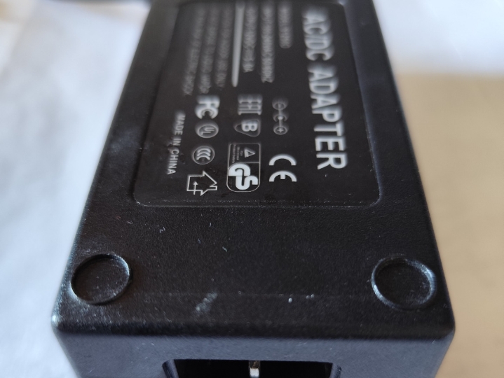 Adapter napona  220 / 12V-5A