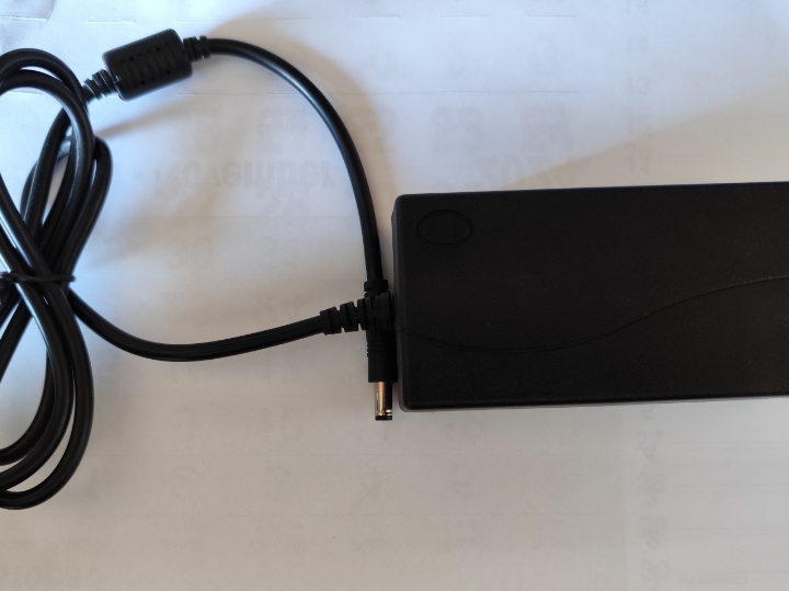 Adapter napona  220 / 12V-5A