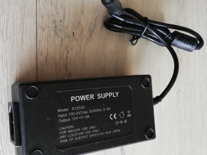 Adapter napona  220 / 12V-5A