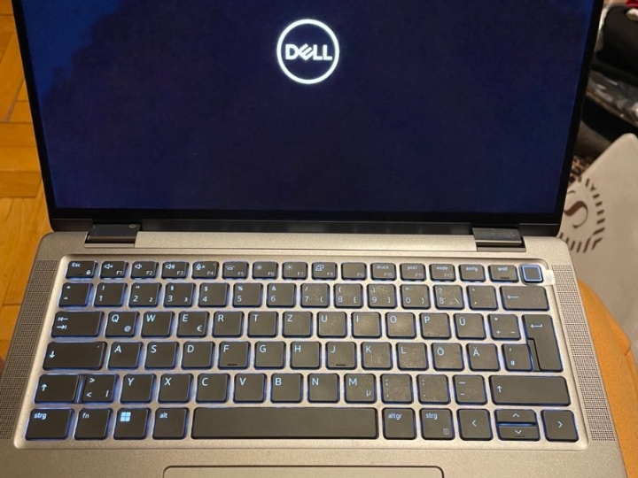 Hitno Dell 7440 + skoro nov