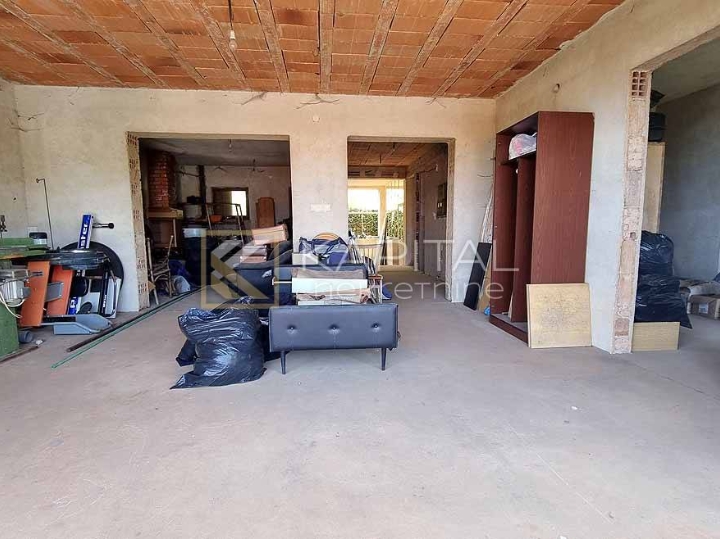 Matulji, obiteljska kuća s poslovnim prostorom!