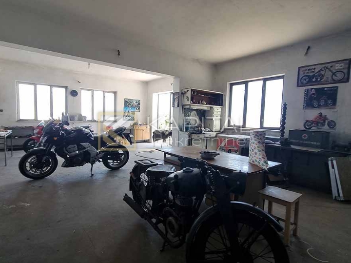 Matulji, obiteljska kuća s poslovnim prostorom!