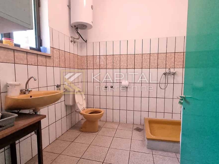 Matulji, obiteljska kuća s poslovnim prostorom!