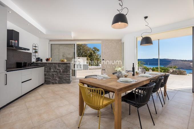 Kraljevica, 453 m2, vila s bazenom, prvi red do mora