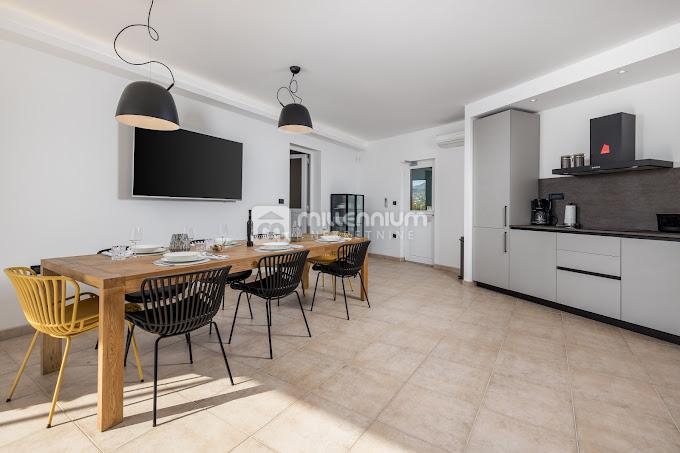 Kraljevica, 453 m2, vila s bazenom, prvi red do mora