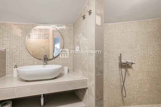 Kraljevica, 453 m2, vila s bazenom, prvi red do mora