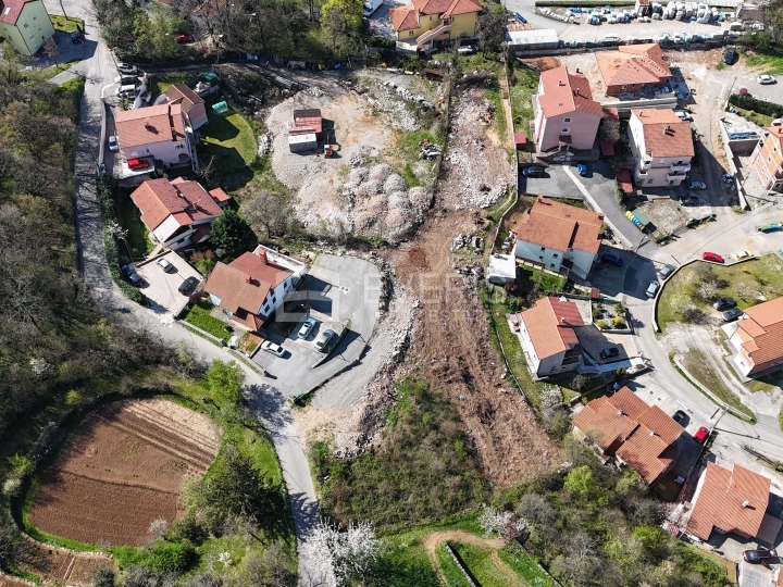 Viškovo, zemljište 2.268 m2 s građ. dozvolom, hitno