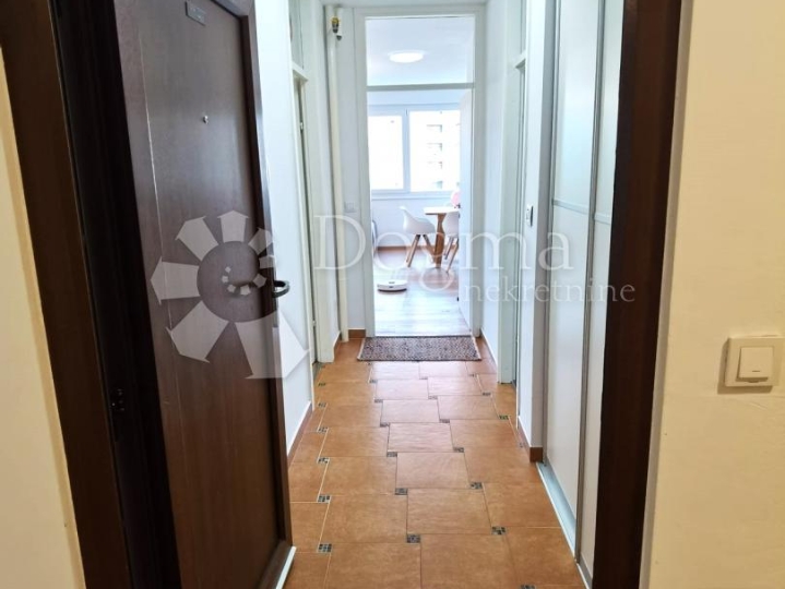 Ekskluzivno - moderno uređeni stan na odličnoj lokaciji